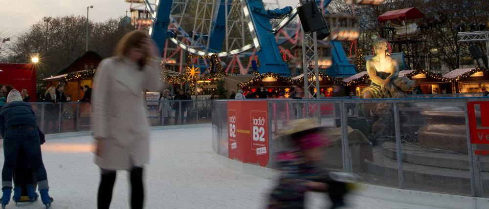 Die Eisbahn auf dem Weihnachtsmarkt am Neptunbrunnen in Berlin-Mitte.