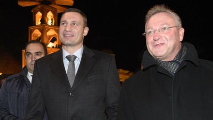 Der Ex-Boxer und Bürgermeister der ukrainischen Hauptstadt Kiew, Vitali Klitschko (l.) und Berlins Innensenator Frank Henkel (CDU) eröffneten den Weihnachtsmarkt am Schloss Charlottenburg. 