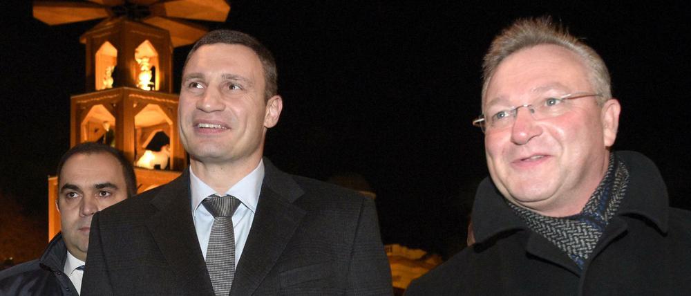 Der Ex-Boxer und Bürgermeister der ukrainischen Hauptstadt Kiew, Vitali Klitschko (l.) und Berlins Innensenator Frank Henkel (CDU) eröffneten den Weihnachtsmarkt am Schloss Charlottenburg. 