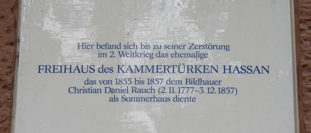Die Gedenktafel für das Freihaus des Kammertürken Hassan hängt Schloßstraße 6  (Charlottenburg). Das Bild darf unter der GNU-Lizenz für freie Dokumentation verwendet werden. 