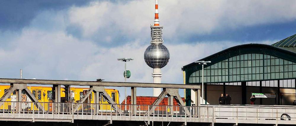 Der Fernsehturm in Berlin allgegenwärtig, hier zu sehen vom Gleisdreieck.