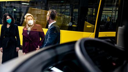 Wer hat hier das Steuer in der Hand? Bettina Jarasch und Franziska Giffey bei einem Besuch der Berliner Verkehrsbetriebe (BVG).