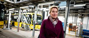 Die Regierende Bürgermeisterin Franziska Giffey (SPD) beim Besuch des Betriebshofs der Berliner Verkehrsbetriebe (BVG).