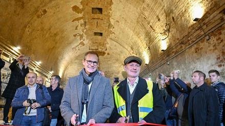 Berlins Bürgermeister Michael Müller eröffnet den Besuchertunnel in der Brunnenstraße. 