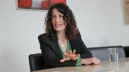 Berliner Senatorin für Umwelt, Mobilität, Verbraucher- und Klimaschutz, spricht bei einem dpa-Interview in ihrem Büro. 