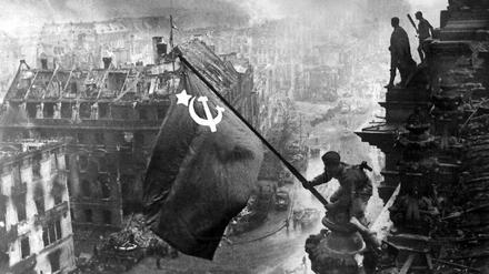 Die Schlacht um Berlin endete in einer Parterrewohnung in Tempelhof. Auf diesem Bild hisst ein Soldat die sowjetische Flagge auf dem Reichstag.