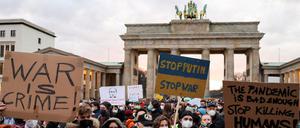 Am Donnerstag wurde am Brandenburger Tor gegen die russischenn Aggressionen demonstriert.
