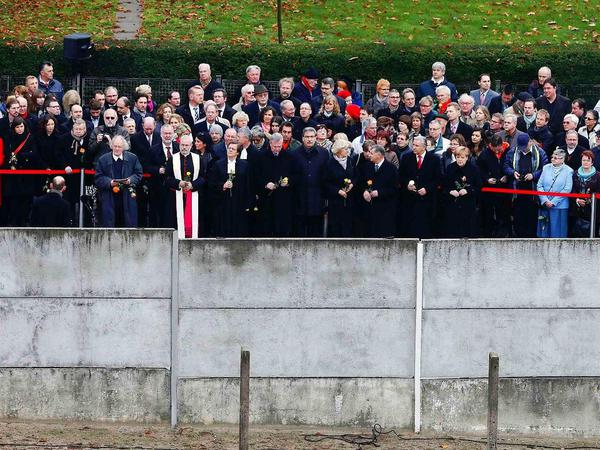 Politiker, Geistliche und ehemalige DDR-Bürgerrechtler gedenken an der Bernauer Straße der Opfern der deutsch-deutschen Teilung. 