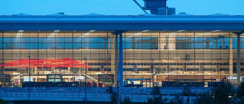 Auf die Verantwortlichen für den neuen Flughafen BER könnte eine Klagewelle zu rollen.
