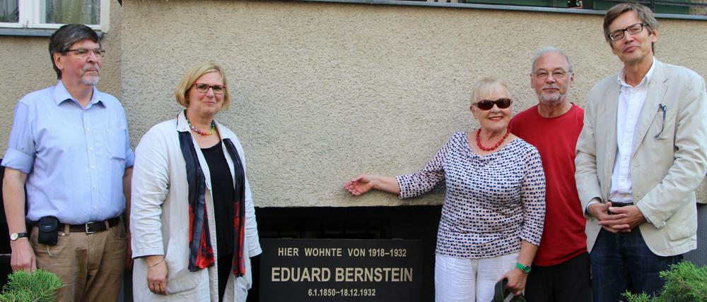 Enthüllung der neuen Gedenktafel für Eduard Bernstein.