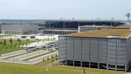 Von außen sehen die Flughafengebäude schon fertig aus, aber am sogenannten Nordpier wird noch gebaut.