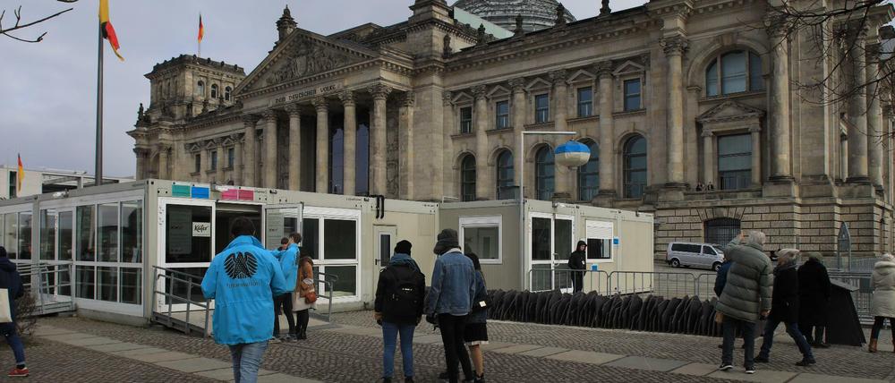 Die Container vor dem Reichstagsgebäude wurden ohne Genehmigung aufgestellt. Sie sollen durch ein festes Besucherzentrum ersetzt werden.