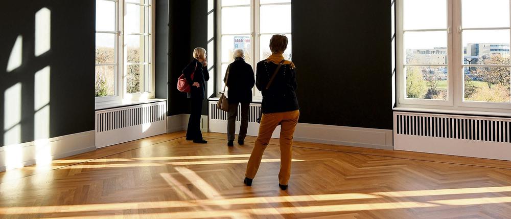Besucher gehen durch die Räume des Palais Barberini. 