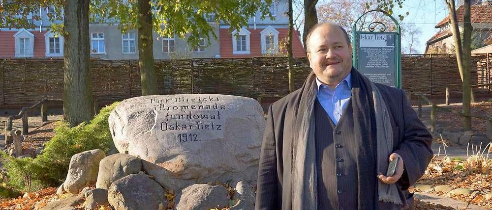Hier steht Handelsverbandschef Nils Busch-Petersen im November 2013 am Gedenkstein für Warenhausgründer Oscar Tietz im polnischen Miedzychód (früher: Birnbaum an der Warthe).