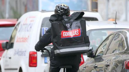 Ein Gorillas-Mitarbeiter radelt durch Berlin.
