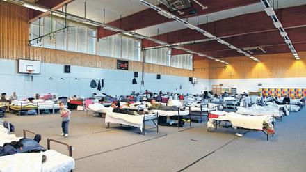 Ab Ende Januar sollen noch zwölf Turnhallen in Berlin als Unterkünfte für Flüchtlinge genutzt werden. 