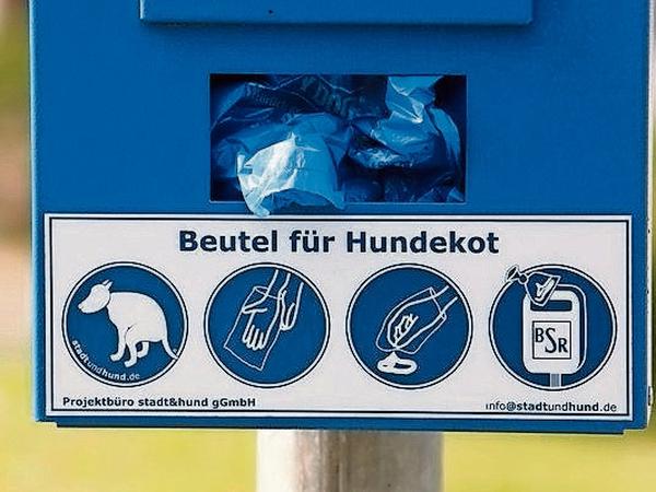 Wo diese Spender für Beutel mit Hundekot in Berlin stehen, sind die Straßen sauberer. Aber es gibt noch zu wenige. 