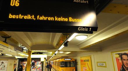 U-Bahnsteig im U-Bahnhof Kochstraße. Display zeigt Hinweis auf den Streik bei der BVG.