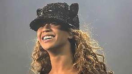 Beyoncé strahlt auf der Bühne in der O2-Arena. Die Stimmung bei ihrer "Mrs. Carter Show World Tour 2013" in Berlin war so gut, dass sie sich entschied, ein Zusatzkonzert zu geben. 