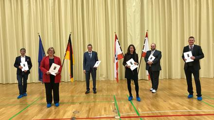 Das neue Bezirksamt: Oliver Schworck, Angelika Schöttler (beide SPD), Jörn Oltmann, Saskia Ellenbeck (beide Grüne), Matthias Steuckardt (CDU) und Tobias Dollase (parteilos, für die CDU).