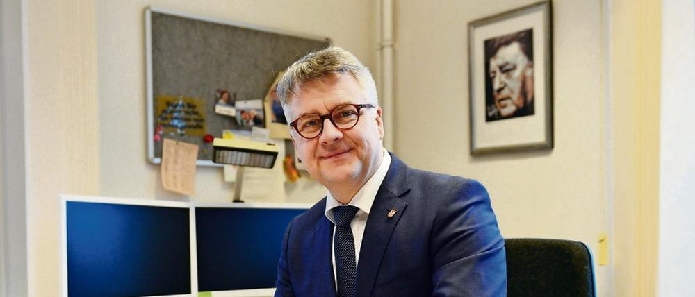 Unter den Augen von Strauß: Spandaus Bezirksstadtrat Andreas Otti in seinem Büro. 