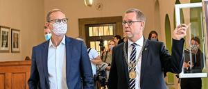 Von Bürgermeister zu Bürgermeister. Michael Müller (links) und Reinhard Naumann im Rathaus Charlottenburg.