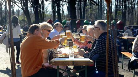 Ob nach einem Spaziergang oder einer Radtour, Biergärten bringen an warmen Tagen eine spritzige Abkühlung.