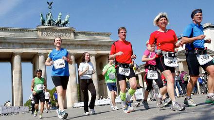 Lauf in die Sonne. Tausende durchquerten beim 25-Kilometer-Lauf am Sonntagvormittag das Brandenburger Tor. 