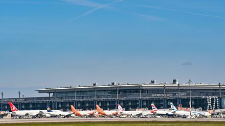 Viele Passagierflugzeuge stehen vor dem Hauptstadtflughafen BER. 