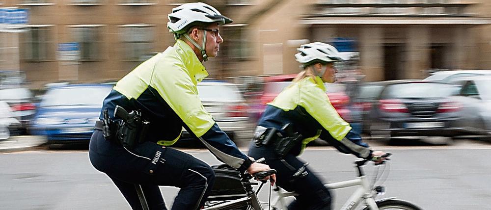 Mit Helm und Schutzblech: Die Polizei-Fahrradstaffel.