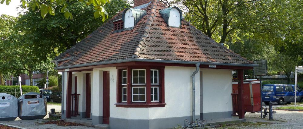 Das ehemalige Marktmeisterhaus am Ludwig-Beck-Platz in Lichterfelde-West: heute eine öffentliche Toilette