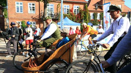 Alte Räder und stilvolle Mode aus längst vergangenen Tagen prägen das Velo Classico in Ludwigslust.