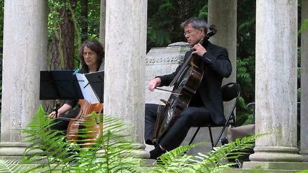 Klassik-Open-Air mal anders. Vor kurzem spielte das Duo „Nachklang 1700“ (Friederike Däublin und Andreas Vetter) auf dem Südwestkirchhof.