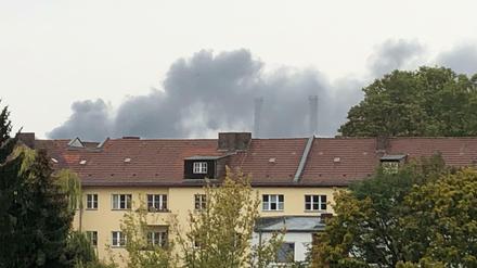 Eine Rauchwolke ist über den Dächern von Wilmersdorf zu sehen.
