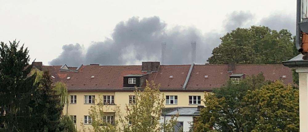 Eine Rauchwolke ist über den Dächern von Wilmersdorf zu sehen.