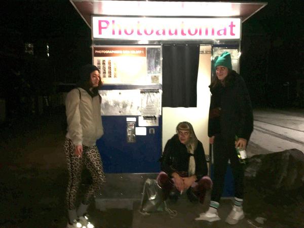 Drei Frauen vor dem Fotoautomaten - „Nur Zoom-Meetings reichen nicht.“