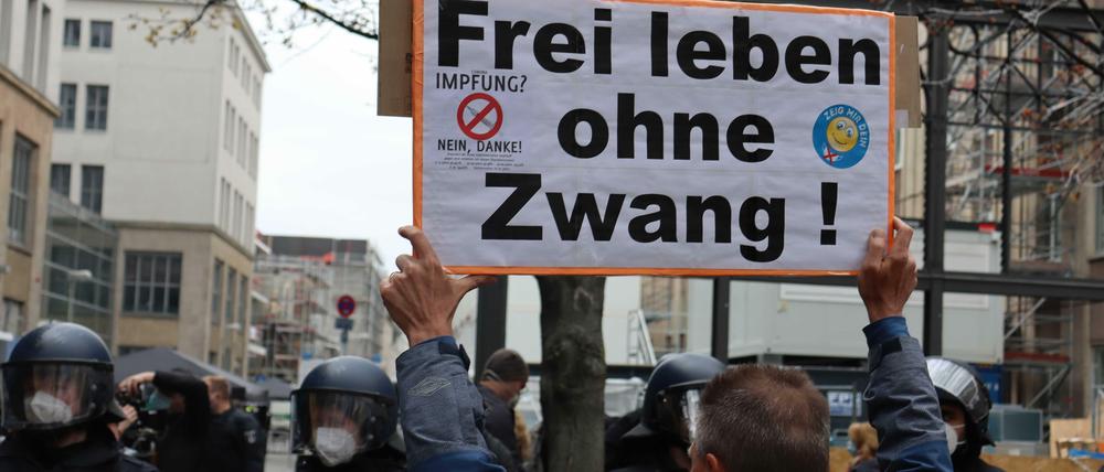 In Berlin und mehreren anderen Städten demonstrierten sogenannte Querdenker gegen die Corona-Maßnahmen.