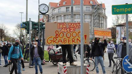 Die Gegendemonstranten blockierten den Demo-Zug der sogenannten Querdenker am Mehringdamm.