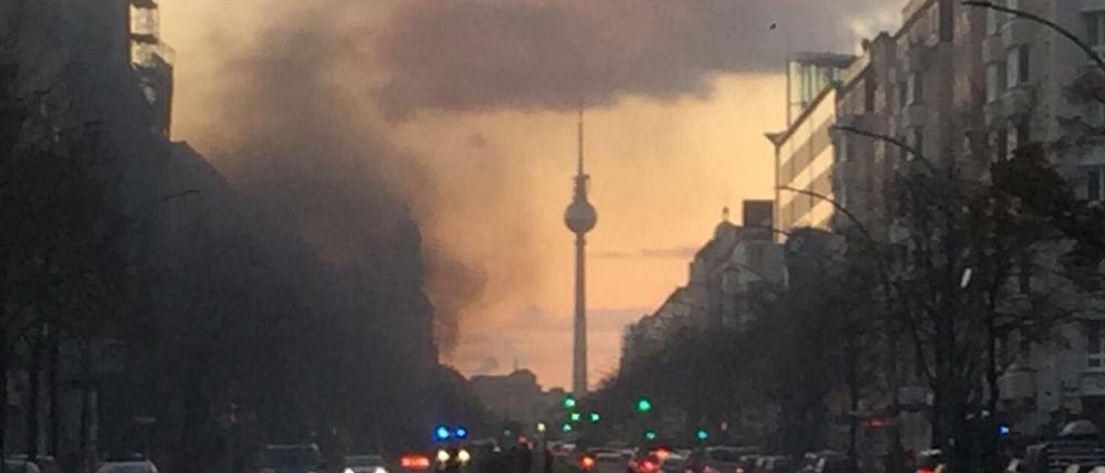Eine große Rauchwolke zog durch die Frankfurter Allee.