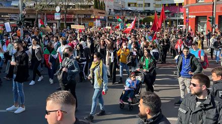 Mehrere hundert Menschen nahmen am Samstag an einer pro-palästinensischen Demonstration teil. 
