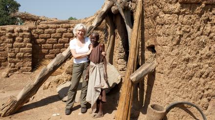 Arm in Arm. Jenny Dreyer-Gsell gibt viel in Burkina Faso. Vor allem viel Herz. Aber auch Geld. Und bekommt viel von den Menschen zurück. Auch ihr Mann Gisbert Dreyer ist in der Stiftung aktiv.