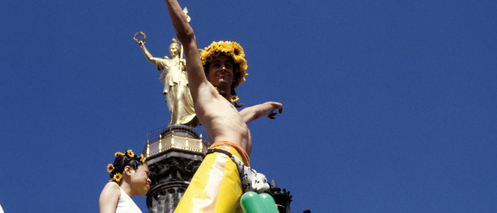 Foto von der Loveparade 1997. Bis 2006 zog die Techno-Parade jährlich durch Berlin. Viel nackte Haut gehörte immer dazu.