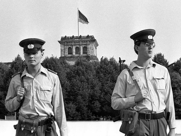 Trutzburg: Grenzsoldaten der DDR 1986 bei einer Patrouille an der Berliner Mauer; im Hintergrund der Reichstag noch ohne Kuppel.