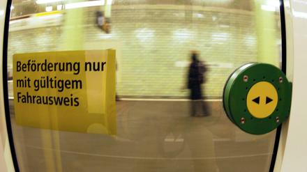 Nur mit gültigem Fahrausweis. Wer kein Ticket in der U-Bahn hat, riskiert Strafen.