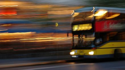 Ein BVG-Bus bei Nacht. Dies ist ein Symbolbild.