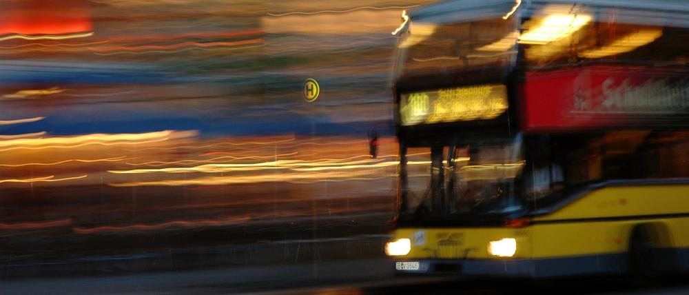 Ein BVG-Bus bei Nacht. Dies ist ein Symbolbild.