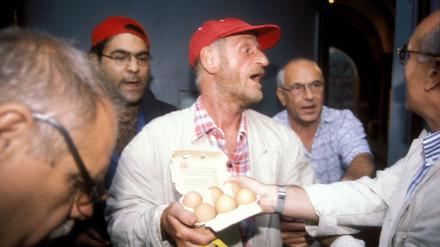 Bewaffnet. Zum Haftantritt erschien Dieter Kunzelmann mit einer Packung Eier.