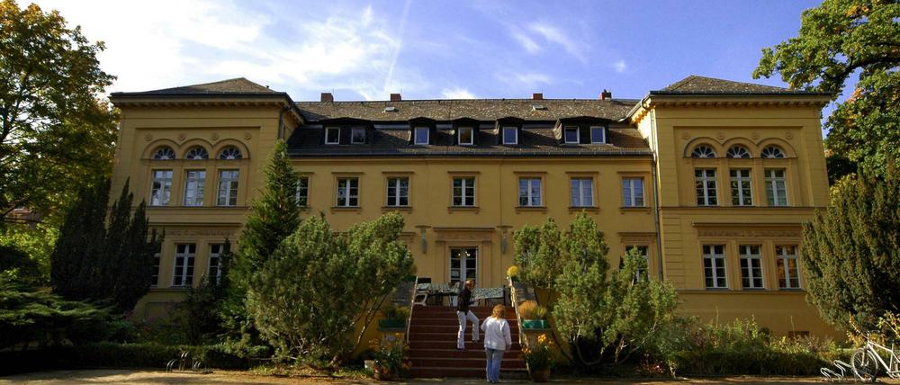 Das Gutshaus Lichterfelde wird auch Carstenn-Schlösschen genannt. Es war für mehrere Jahre der Wohnsitz des Namensgebers.