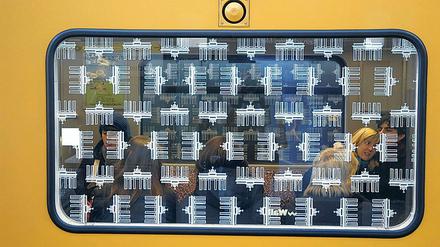 Mit dutzenden Brandenburger-Tor-Symbolen sind die U-Bahn-Fenster der BVG bislang beklebt.