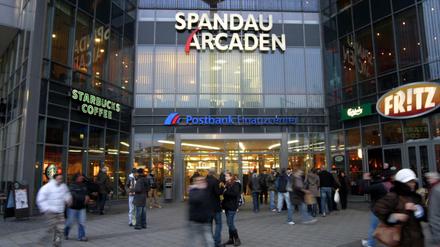 Viel Trubel: Blick auf den Eingang der Spandau-Arcaden.